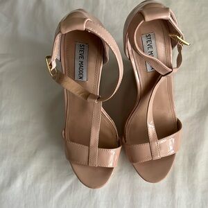 Steve Madden nude with gold platform wedges size 8